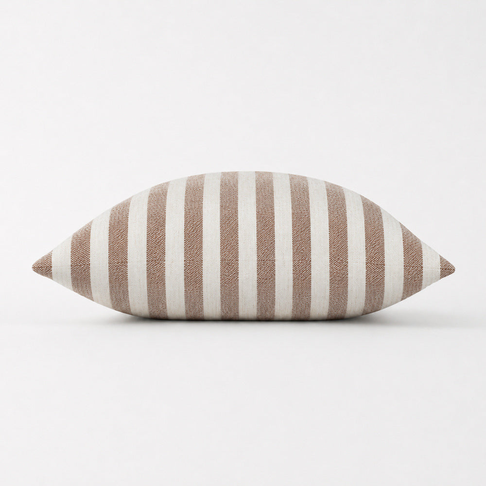 Housse de coussin brodée à volutes Minta