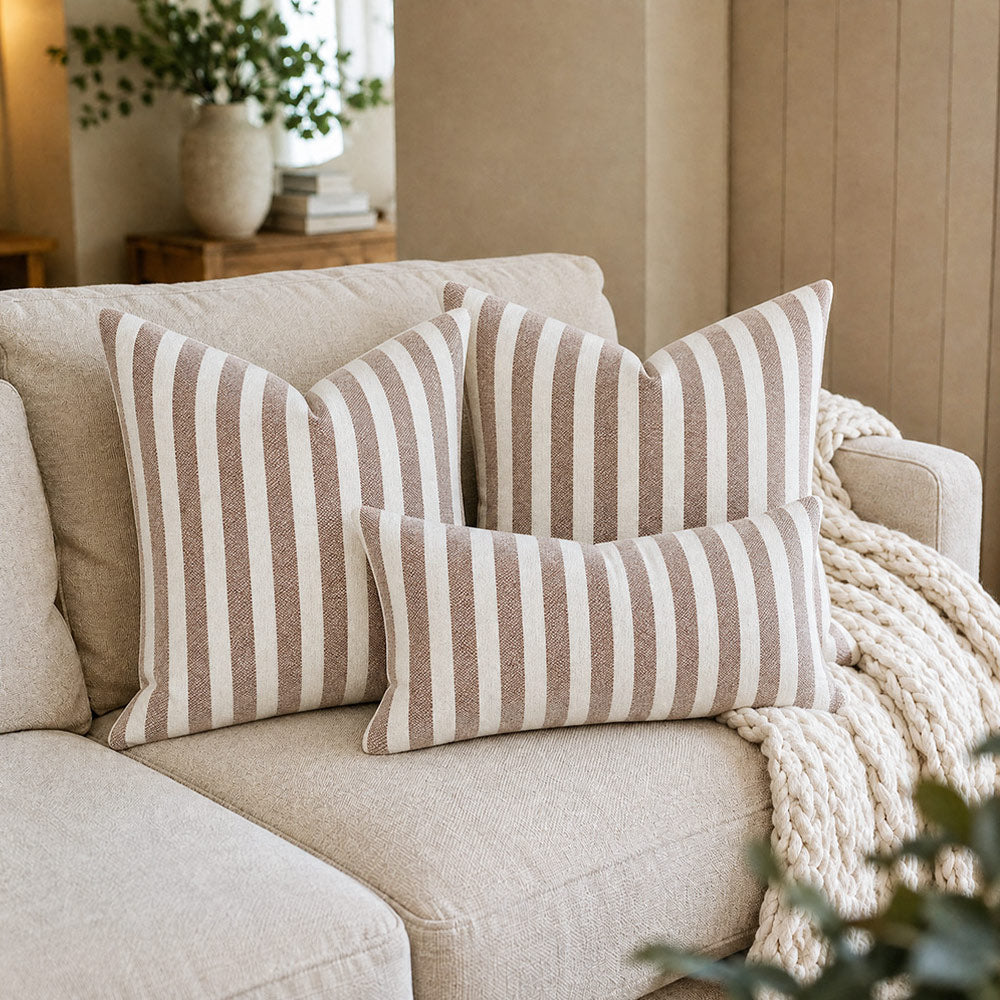 Housse de coussin brodée à volutes Minta