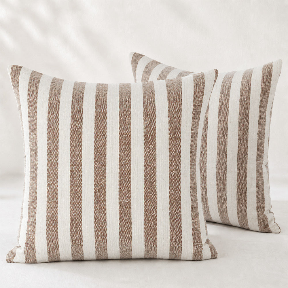 Housse de coussin brodée à volutes Minta