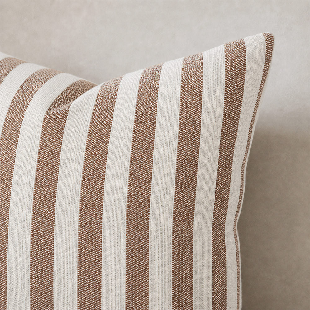Housse de coussin brodée à volutes Minta