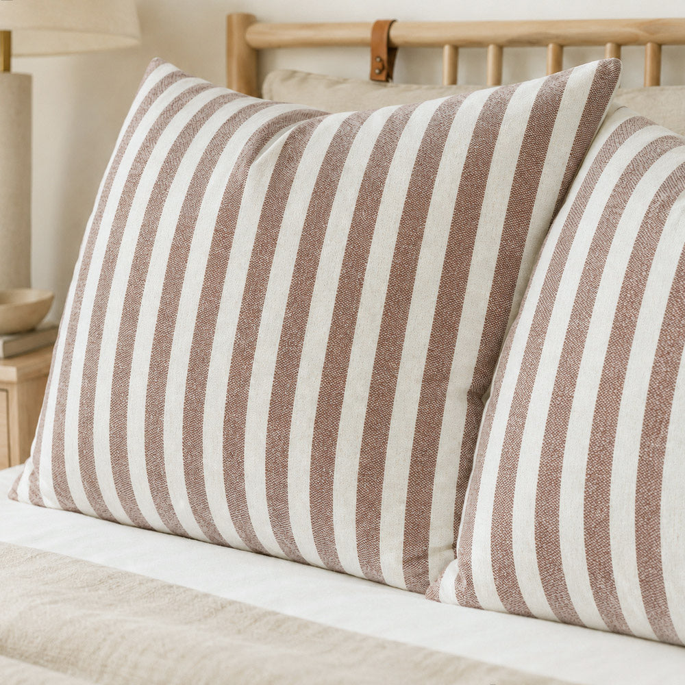 Housse de coussin brodée à volutes Minta