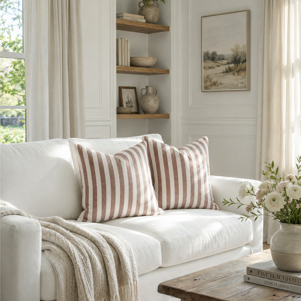 Housse de coussin brodée à volutes Minta