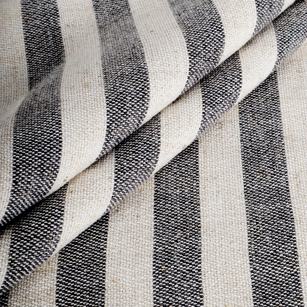 Housse de coussin brodée à volutes Minta