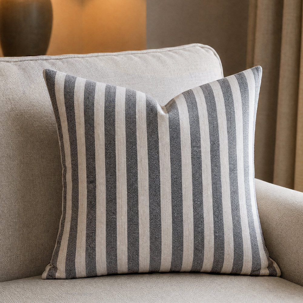 Housse de coussin brodée à volutes Minta
