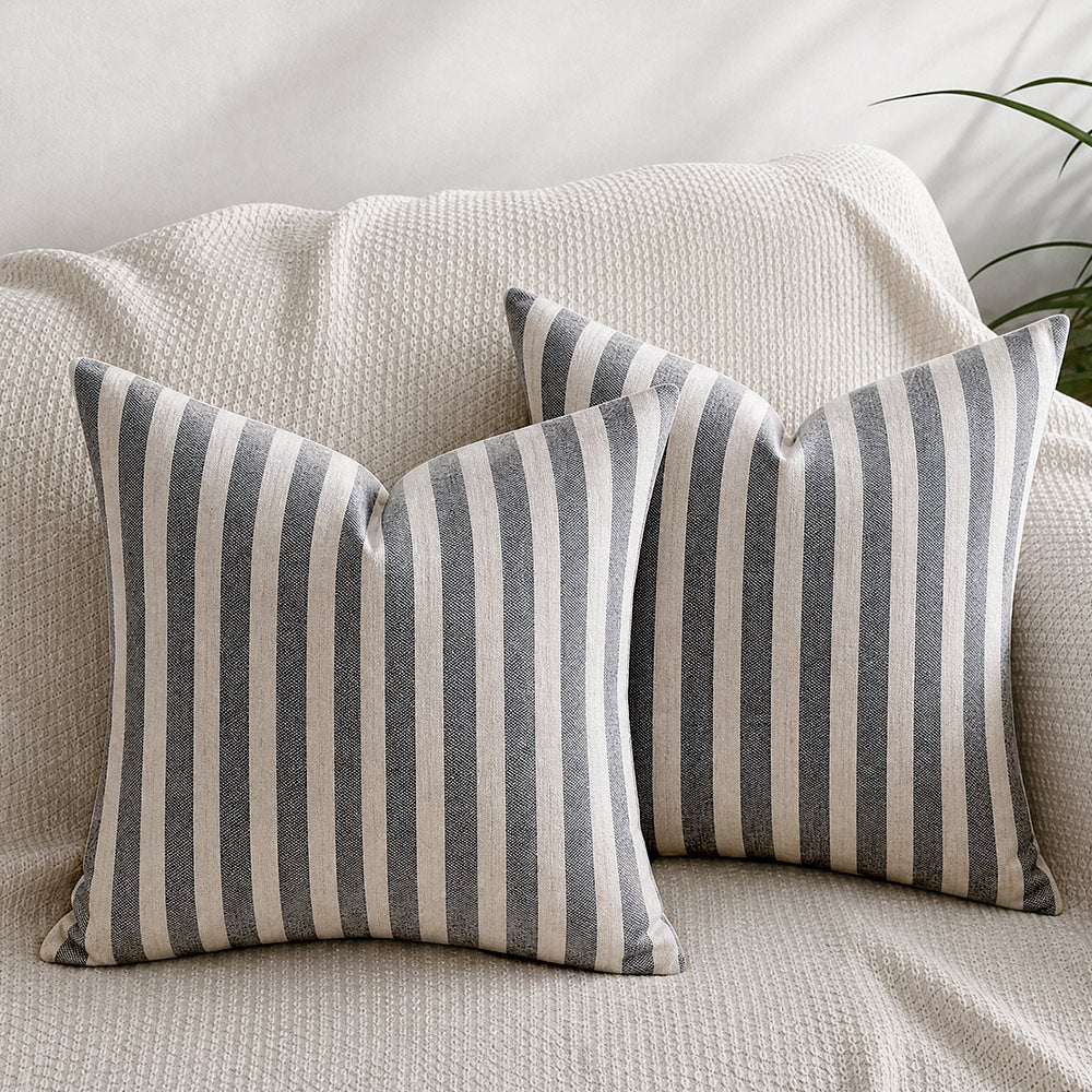 Housse de coussin brodée à volutes Minta