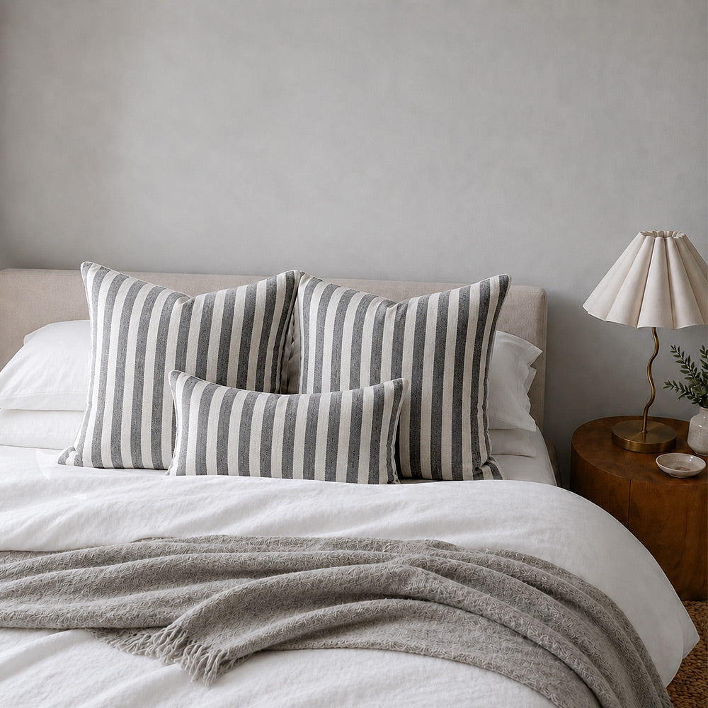 Housse de coussin brodée à volutes Minta