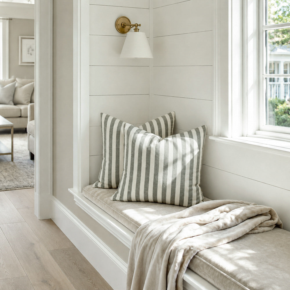 Housse de coussin brodée à volutes Minta