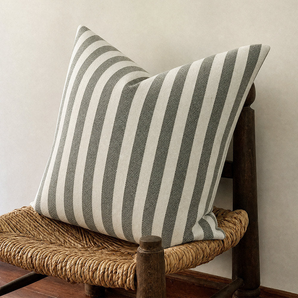 Housse de coussin brodée à volutes Minta