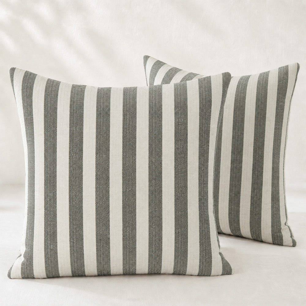 Housse de coussin brodée à volutes Minta