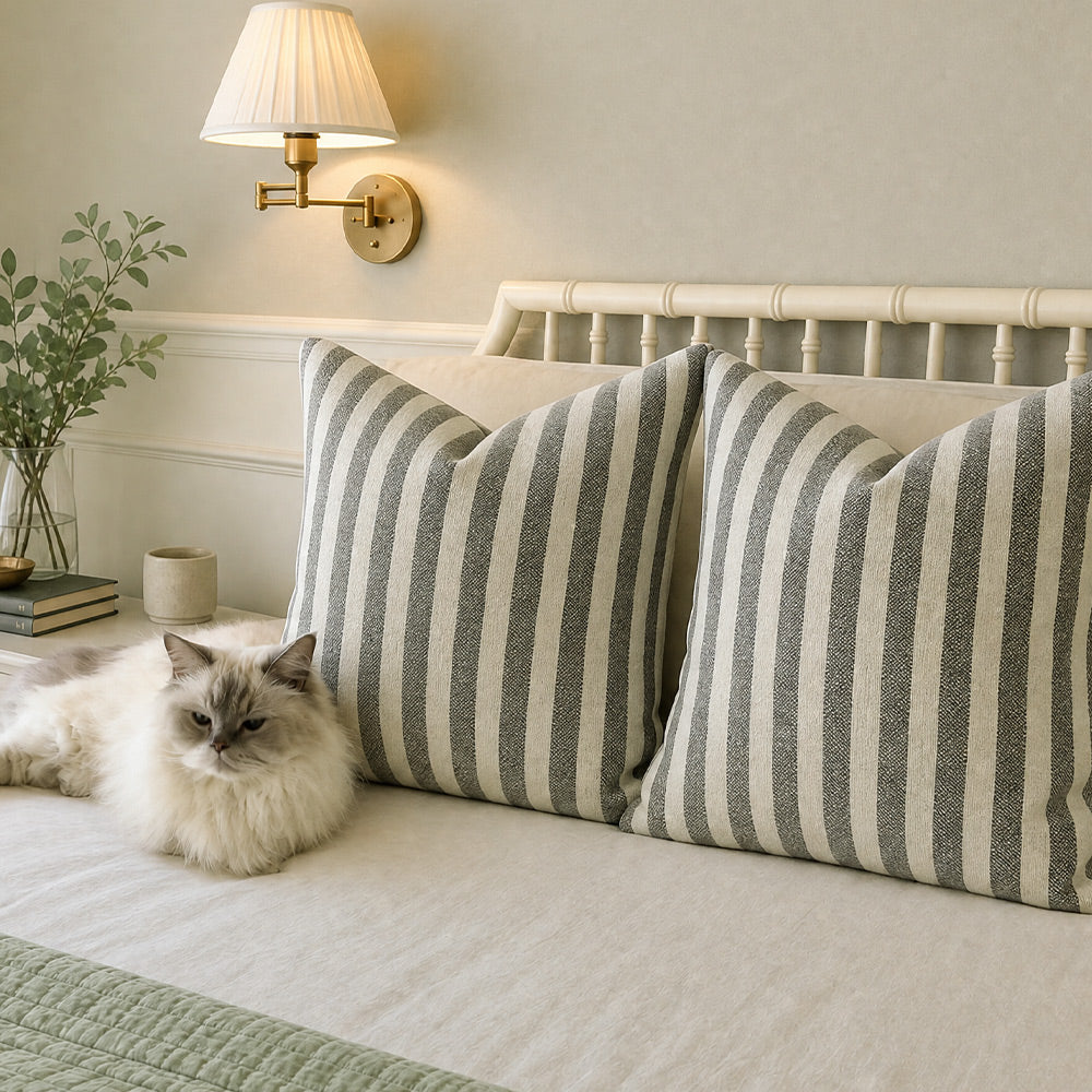 Housse de coussin brodée à volutes Minta