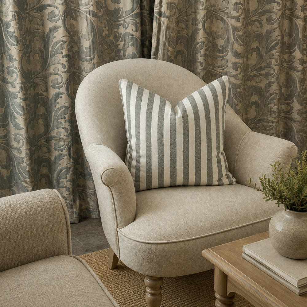 Housse de coussin brodée à volutes Minta