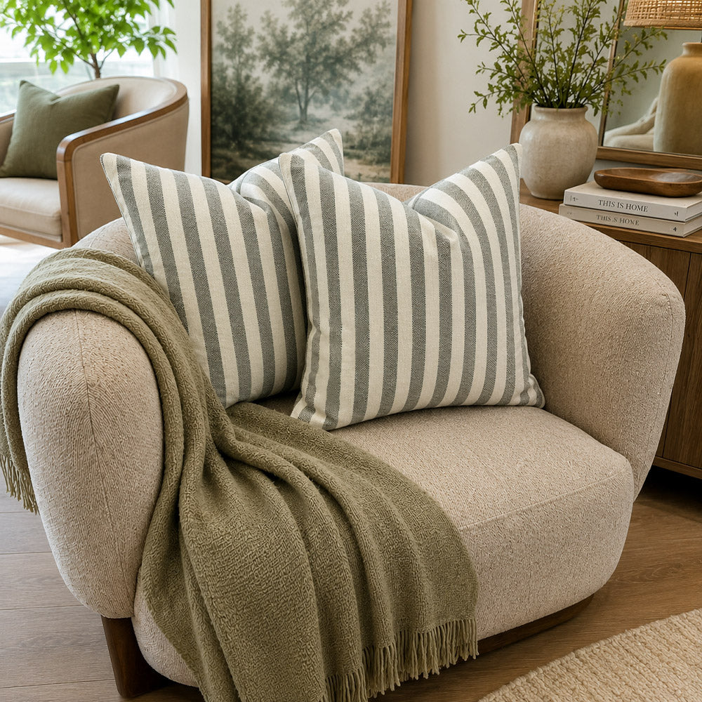Housse de coussin brodée à volutes Minta