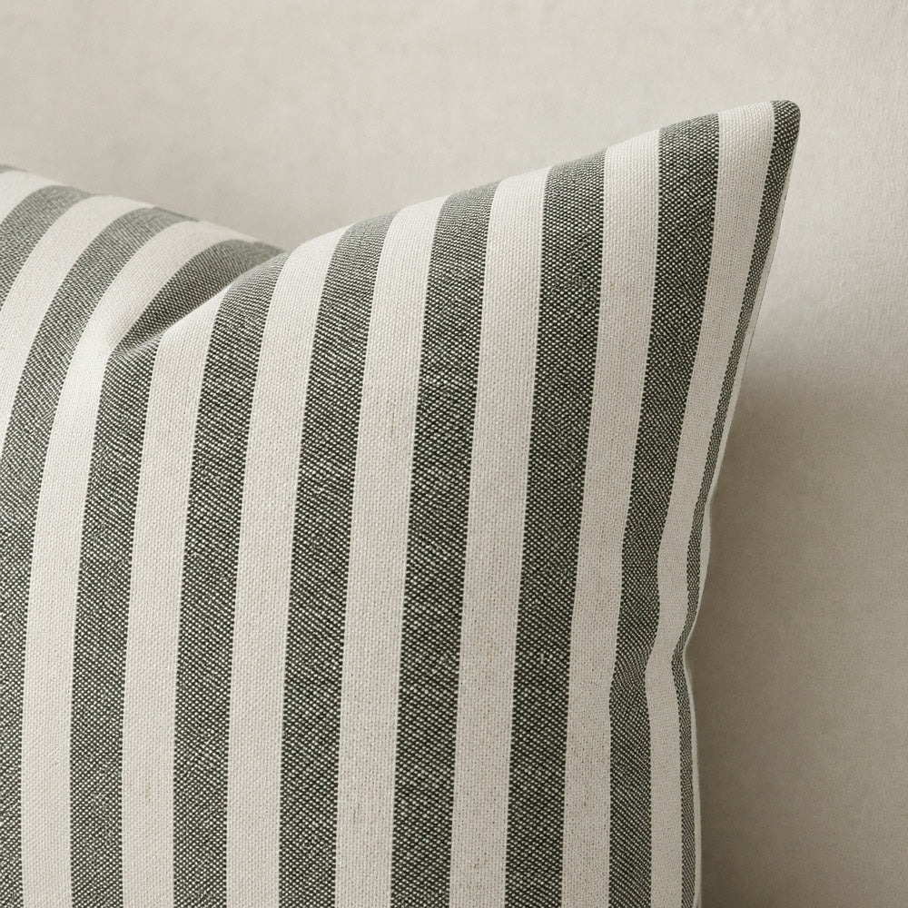 Housse de coussin brodée à volutes Minta