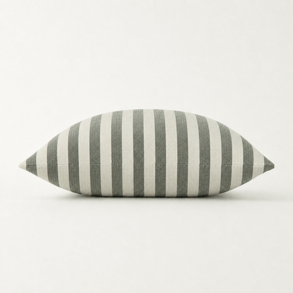 Housse de coussin brodée à volutes Minta