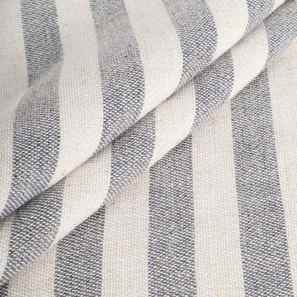 Housse de coussin brodée à volutes Minta