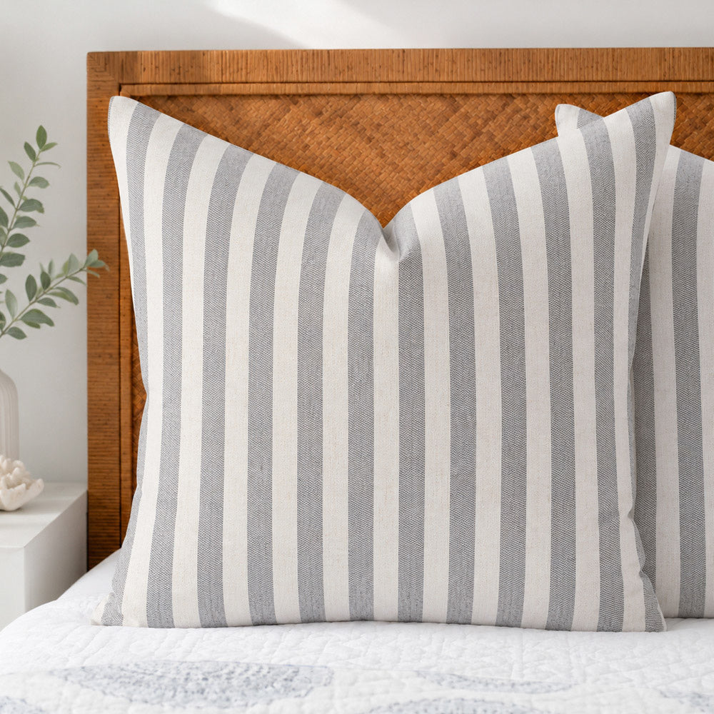 Housse de coussin brodée à volutes Minta