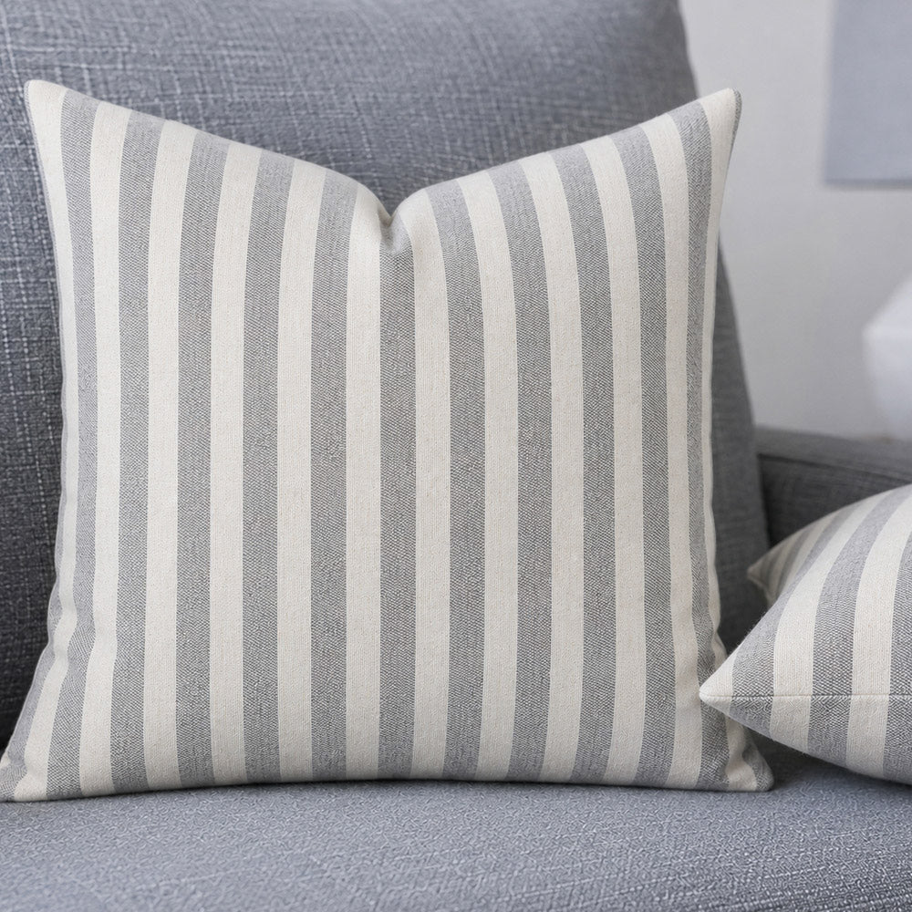 Housse de coussin brodée à volutes Minta