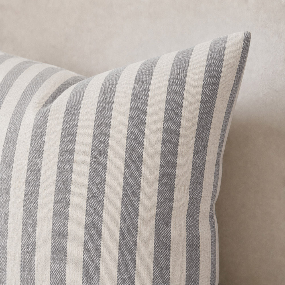 Housse de coussin brodée à volutes Minta