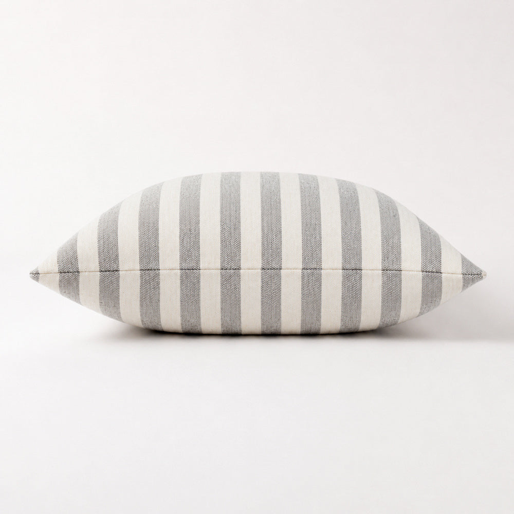 Housse de coussin brodée à volutes Minta