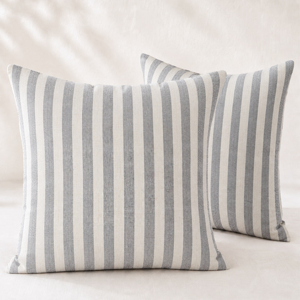 Housse de coussin brodée à volutes Minta