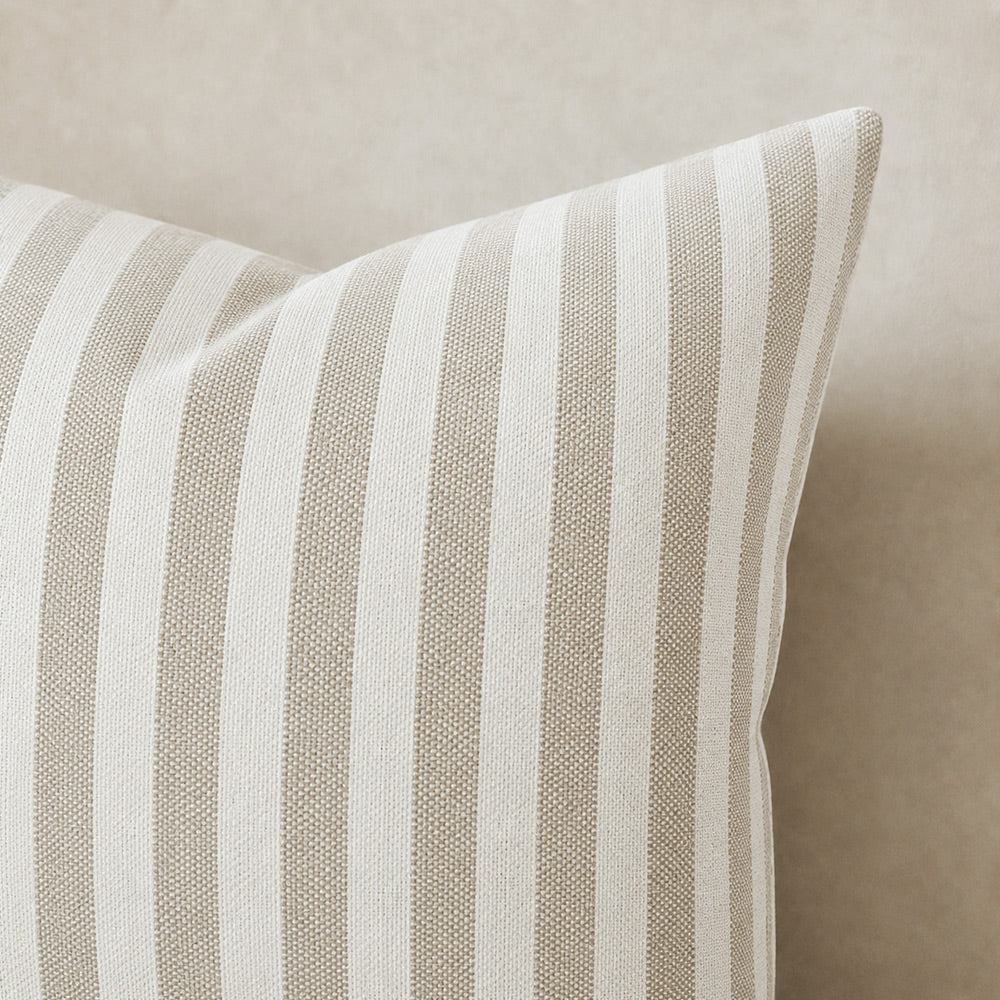 Housse de coussin brodée à volutes Minta