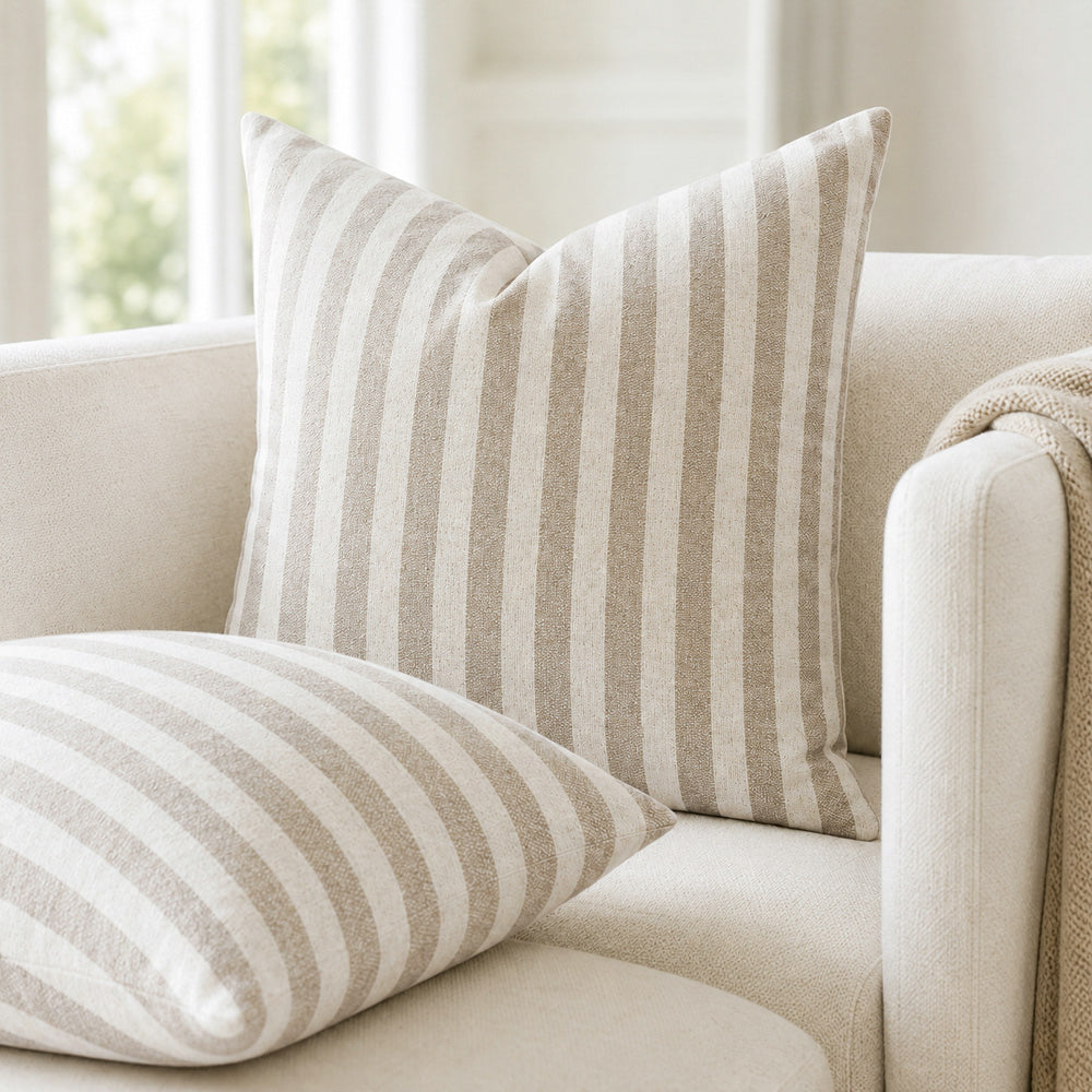Housse de coussin brodée à volutes Minta