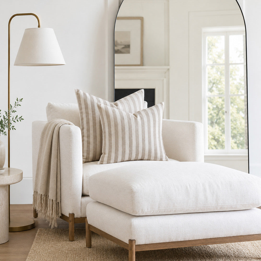 Housse de coussin brodée à volutes Minta