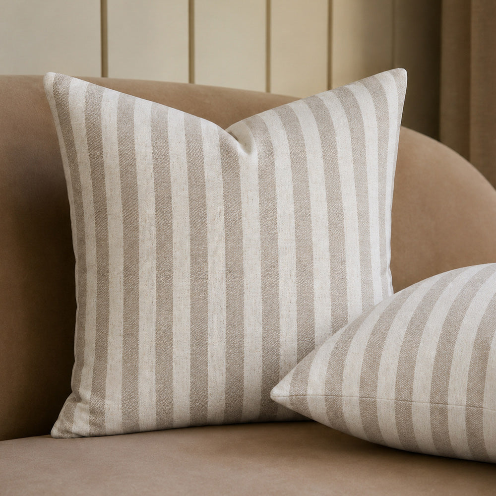 Housse de coussin brodée à volutes Minta