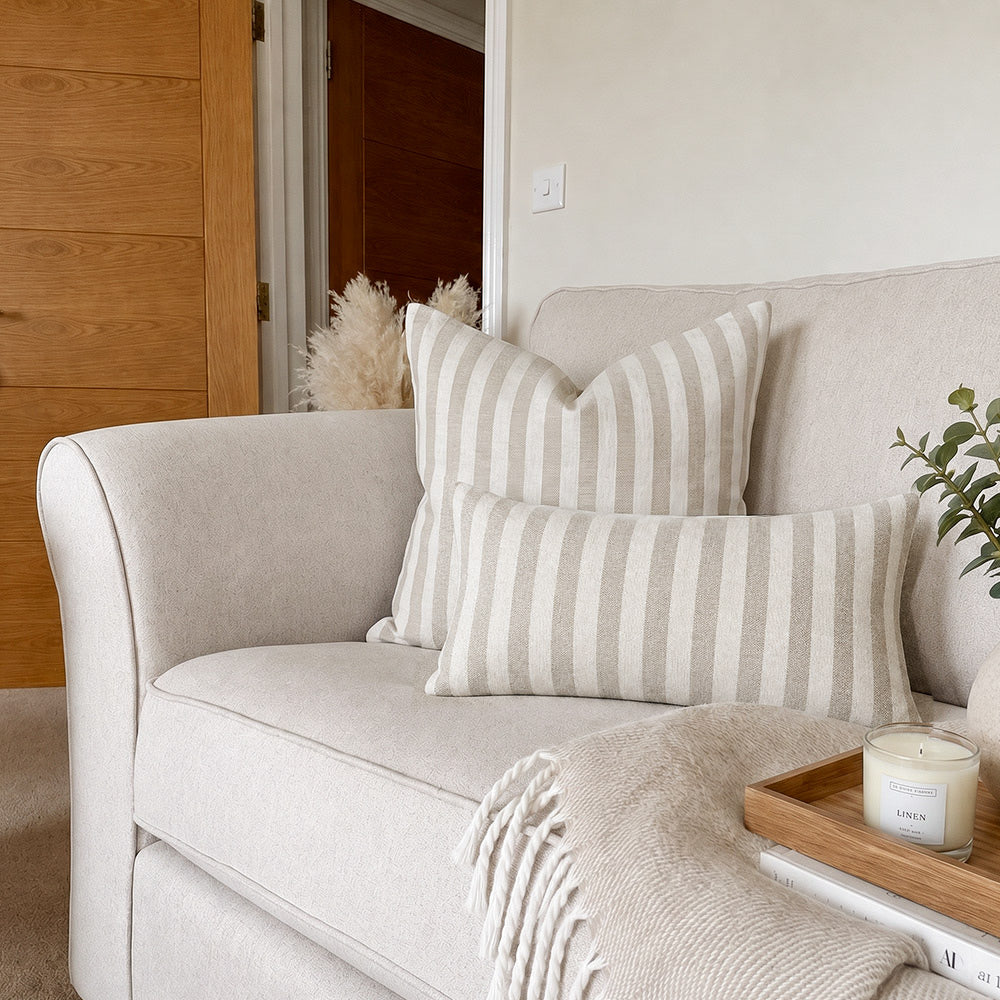 Housse de coussin brodée à volutes Minta