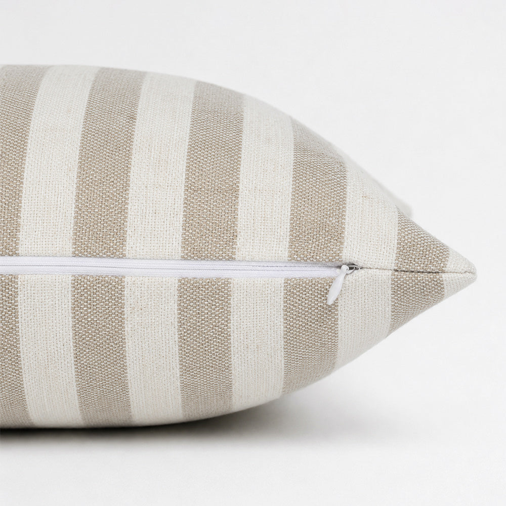 Housse de coussin brodée à volutes Minta