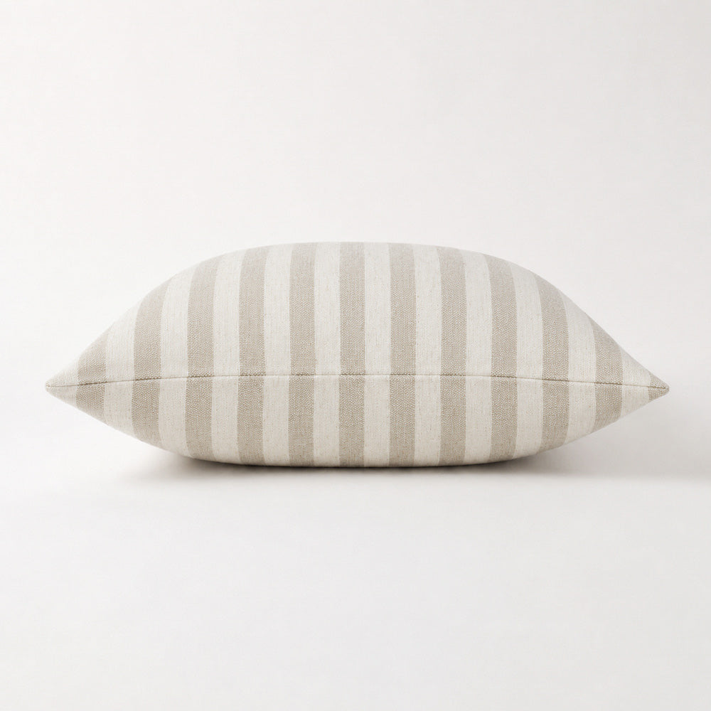Housse de coussin brodée à volutes Minta