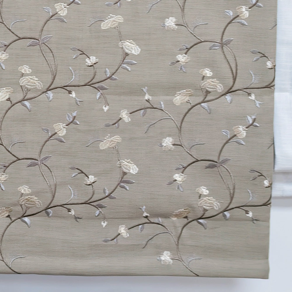 Stores romains brodés Bloom à motif de brindilles