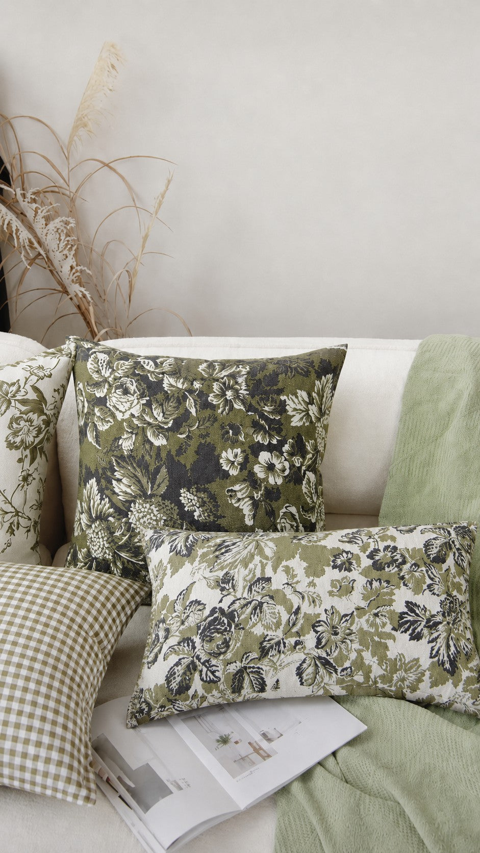 Housse de coussin brodée à volutes Minta