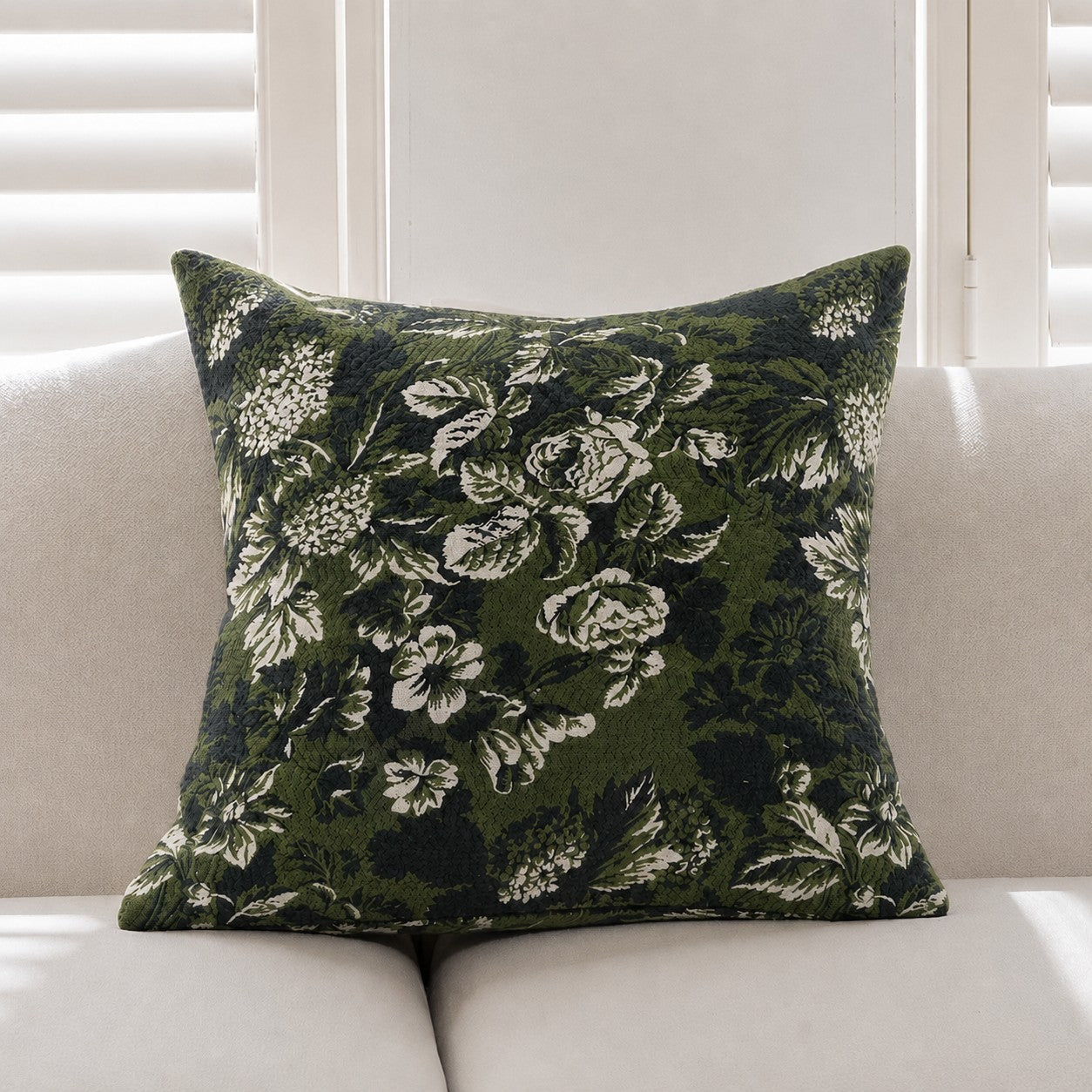 Housse de coussin brodée à volutes Minta