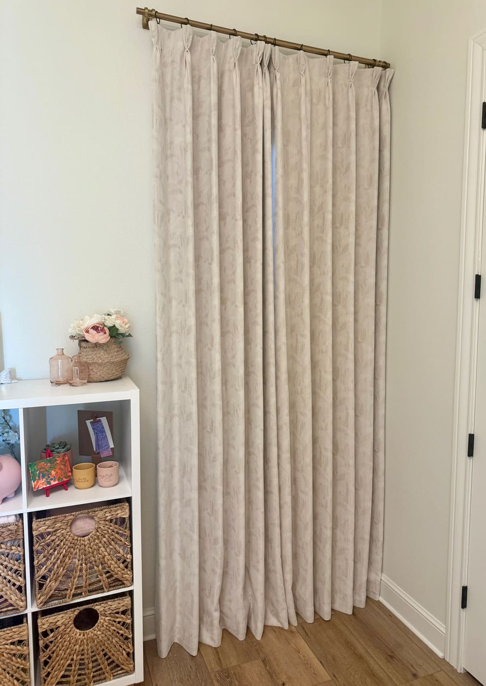 Iris - Subtle Floral Pattern Exudes Serene Ambiance